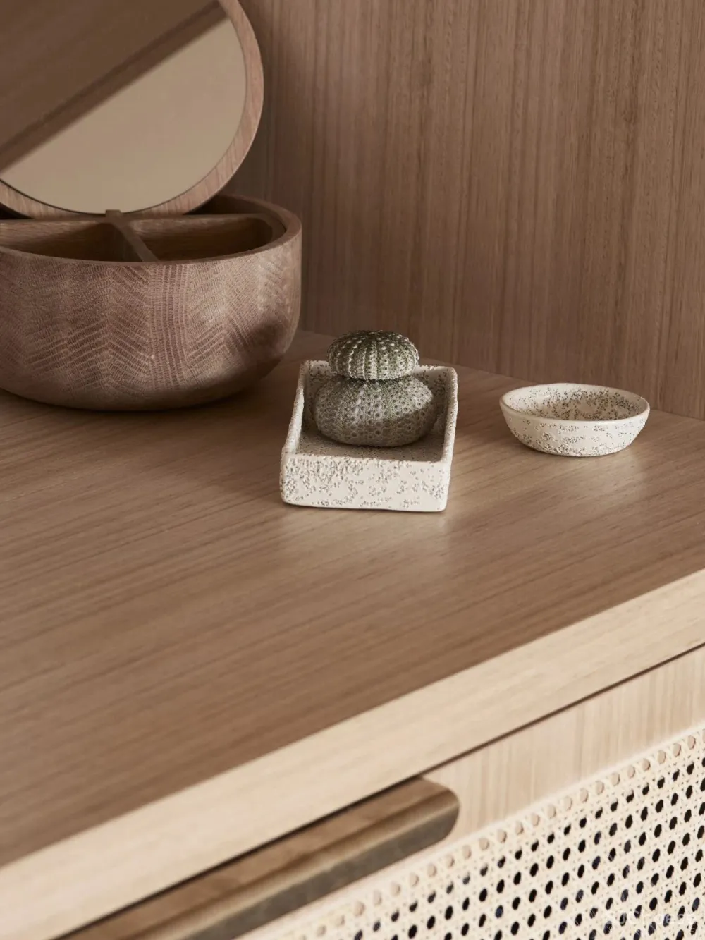 两居室简约住宅，原木家具加上藤编元素太好看了！