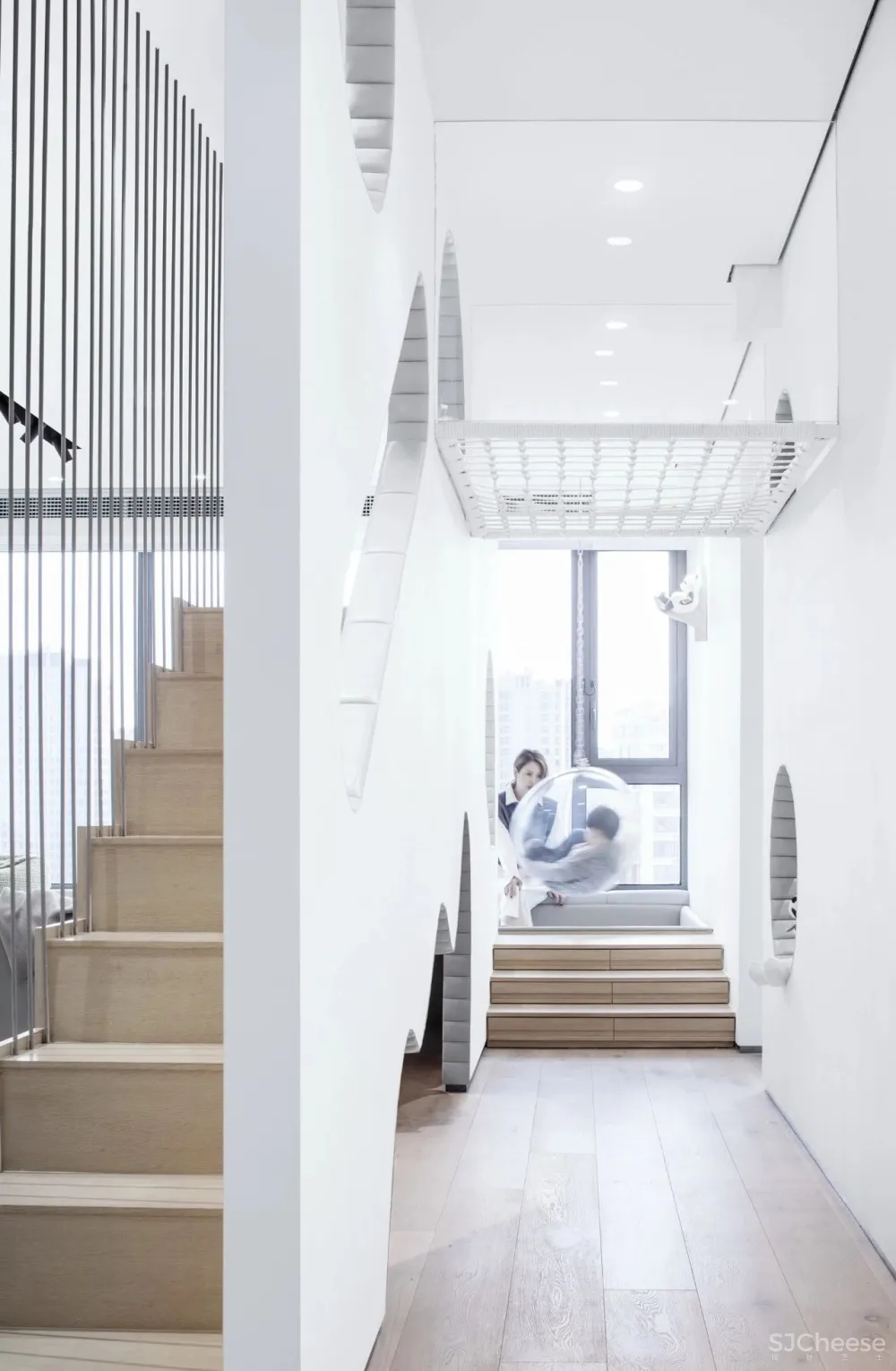 脑洞大开,他在50㎡的大客厅画了座“山”,山前有滑梯,山后有吊桥!