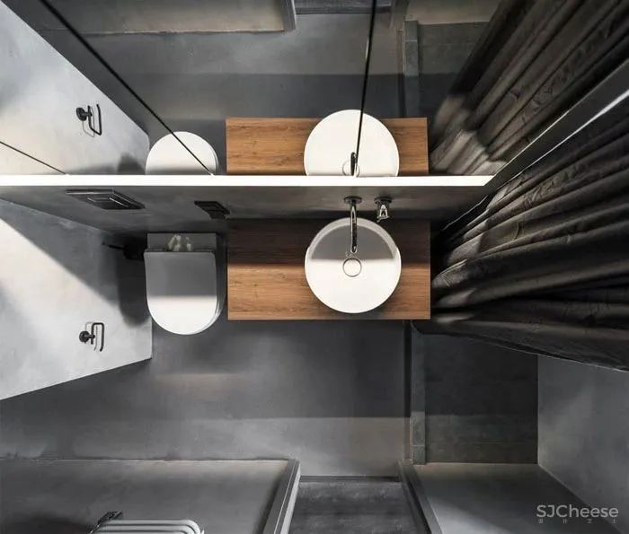 一半现代时髦一半原始衰败，这是一个精分的业主？