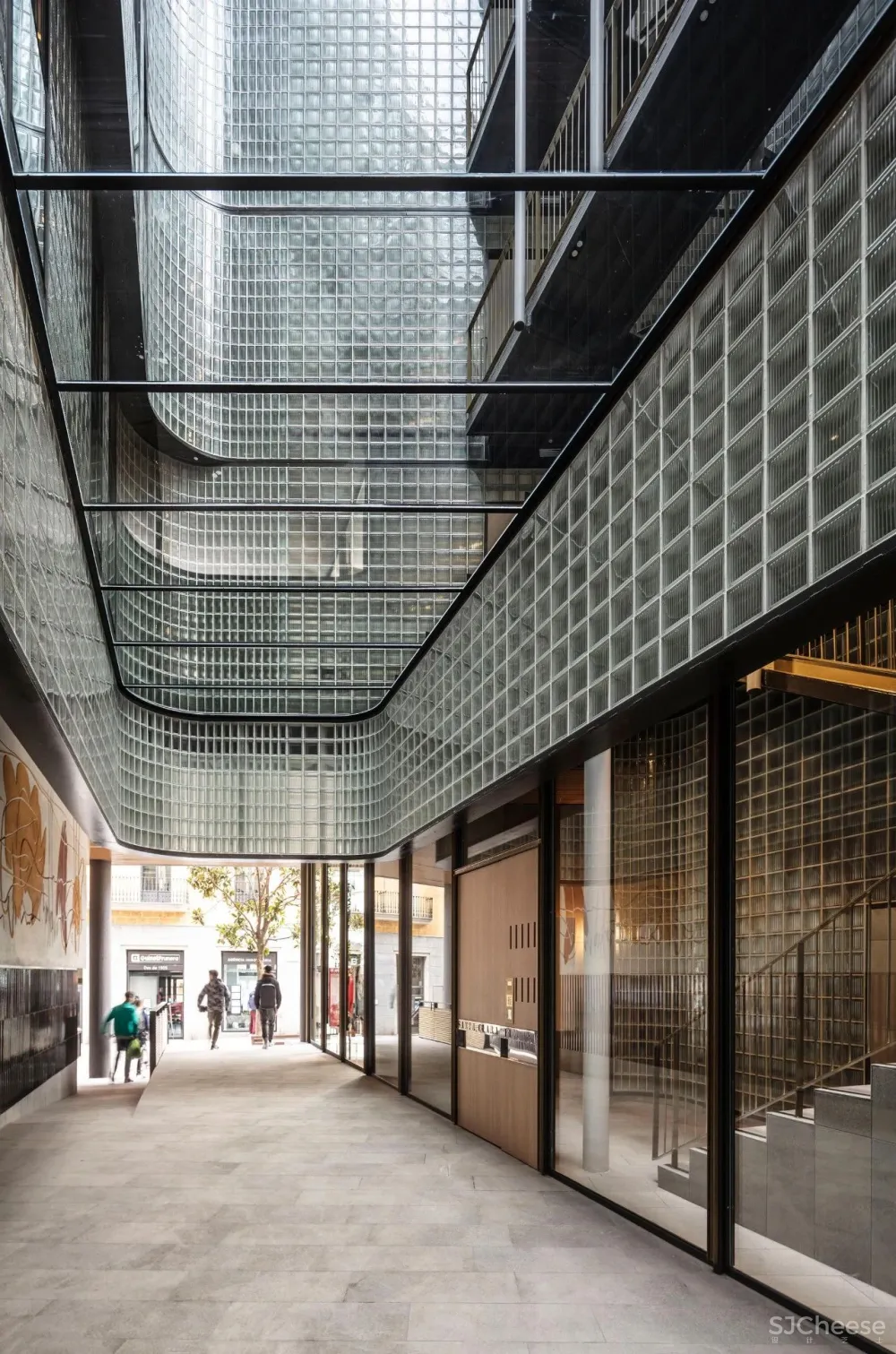 办公楼变身公寓楼,玻璃砖做的中庭,串连起空间之美!