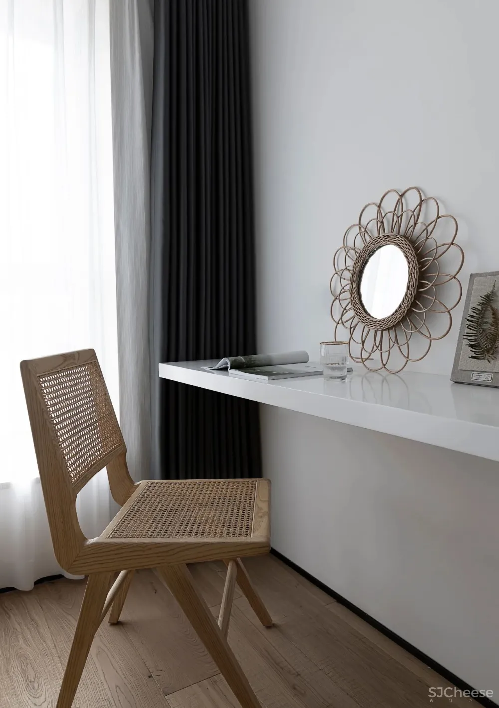 极致黑白 温润原木,极简高效的空间美学