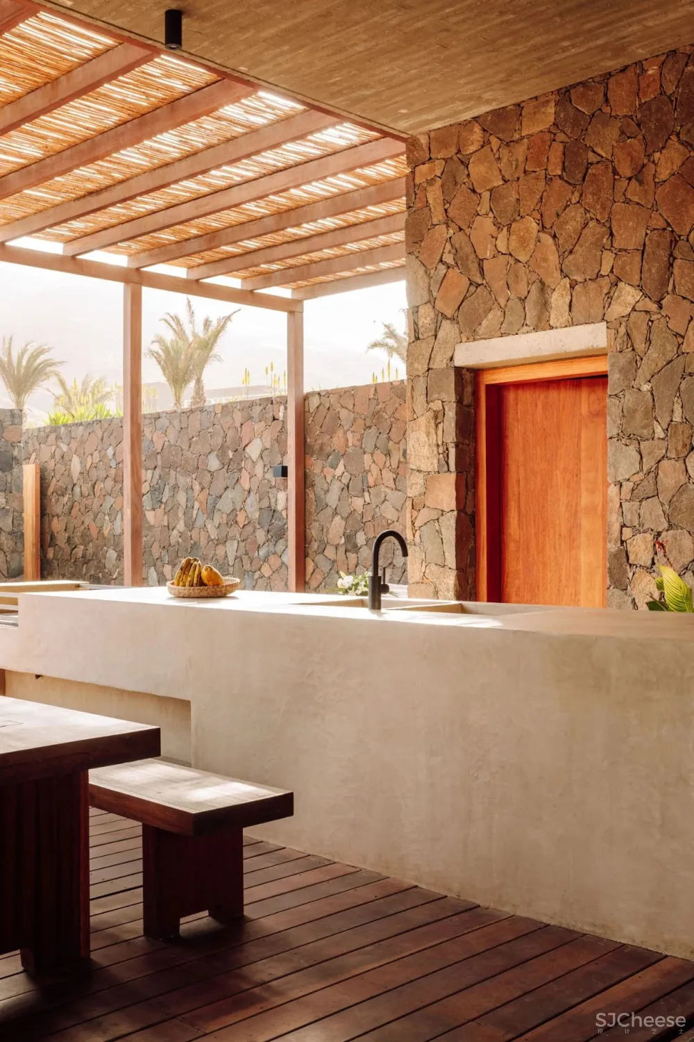 在火山底建造的“亲密”别墅；卫生间不装窗帘，根本不在乎路过的人！你敢住吗？【A963第2186期】