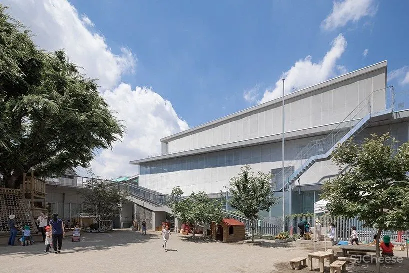 妹岛和世为母校设计的图书馆,用混凝土、玻璃构成的明净空间