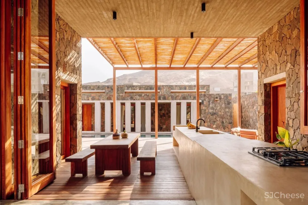 在火山底建造的“亲密”别墅；卫生间不装窗帘，根本不在乎路过的人！你敢住吗？【A963第2186期】