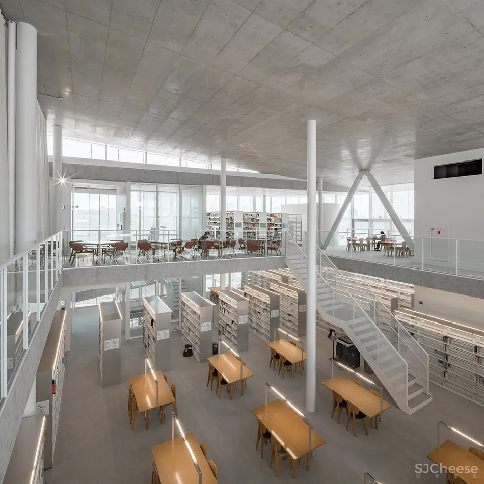 妹岛和世为母校设计的图书馆,用混凝土、玻璃构成的明净空间