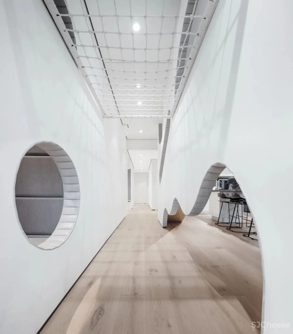 脑洞大开,他在50㎡的大客厅画了座“山”,山前有滑梯,山后有吊桥!