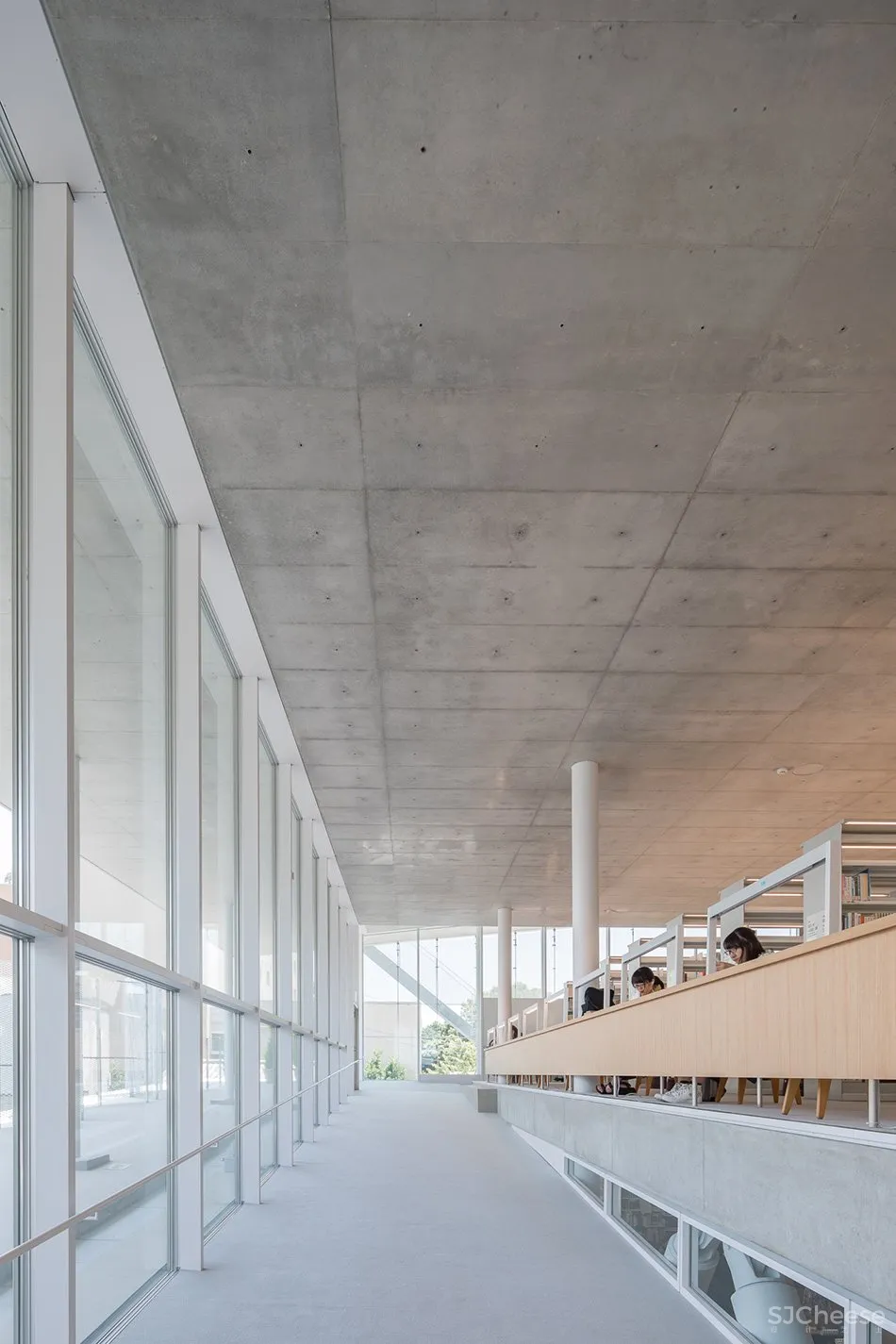 妹岛和世为母校设计的图书馆,用混凝土、玻璃构成的明净空间