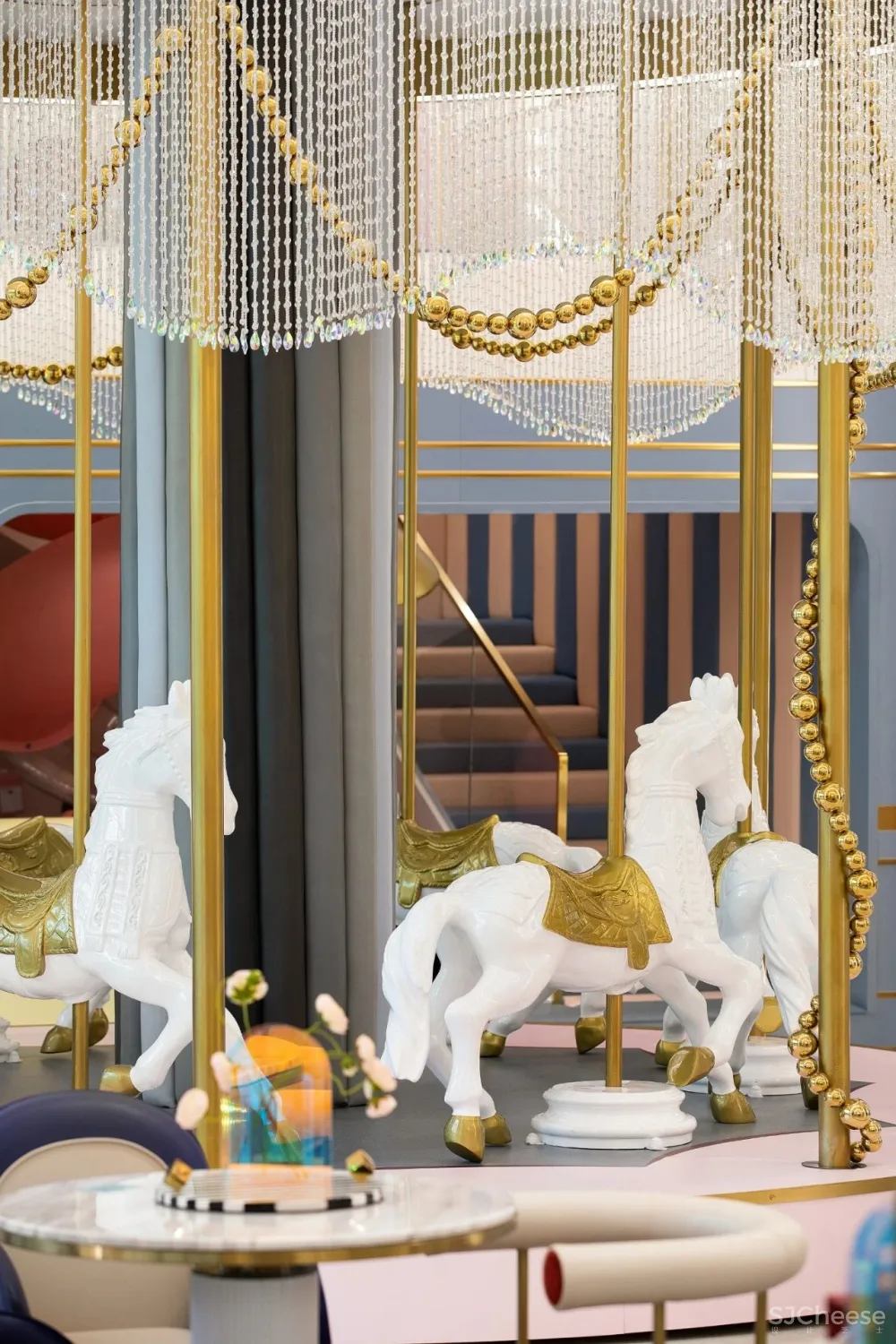 CLV赛拉维×旭辉:旋转的梦幻空间,唤回童心世界!