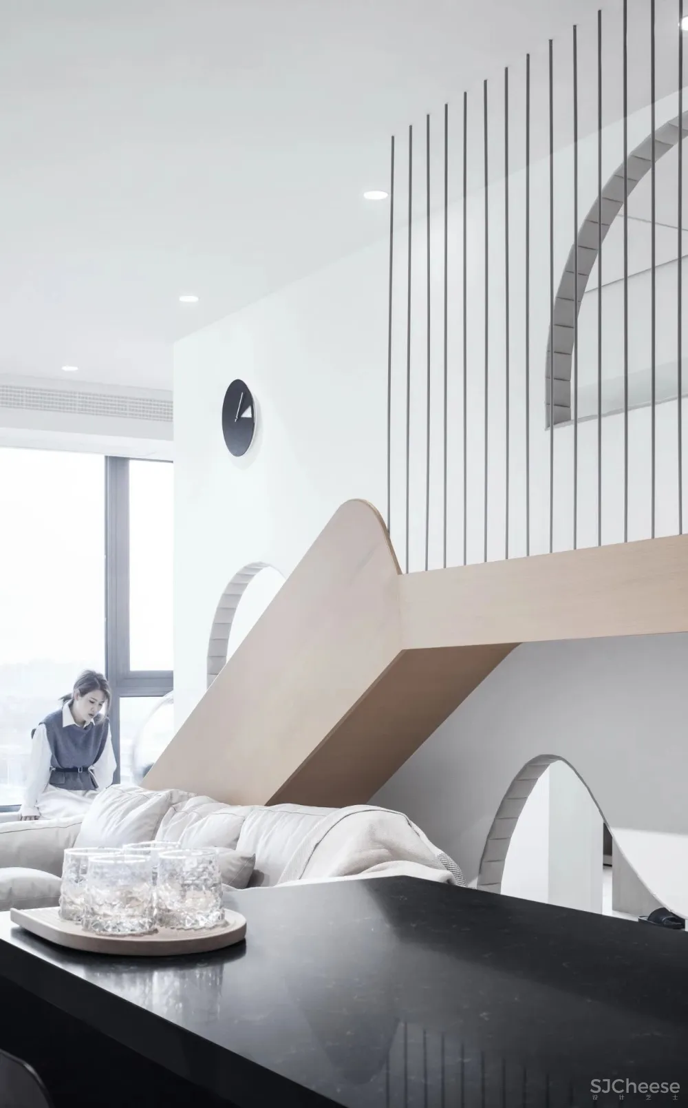 脑洞大开,他在50㎡的大客厅画了座“山”,山前有滑梯,山后有吊桥!