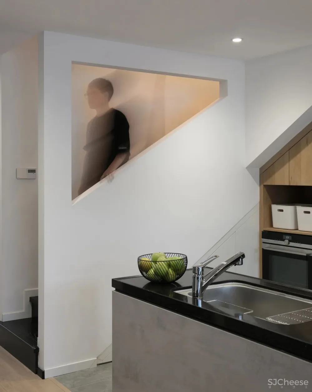 小夫妻买下105㎡奇葩阁楼，砸掉数面墙，“浪费空间”却让幸福暴增！