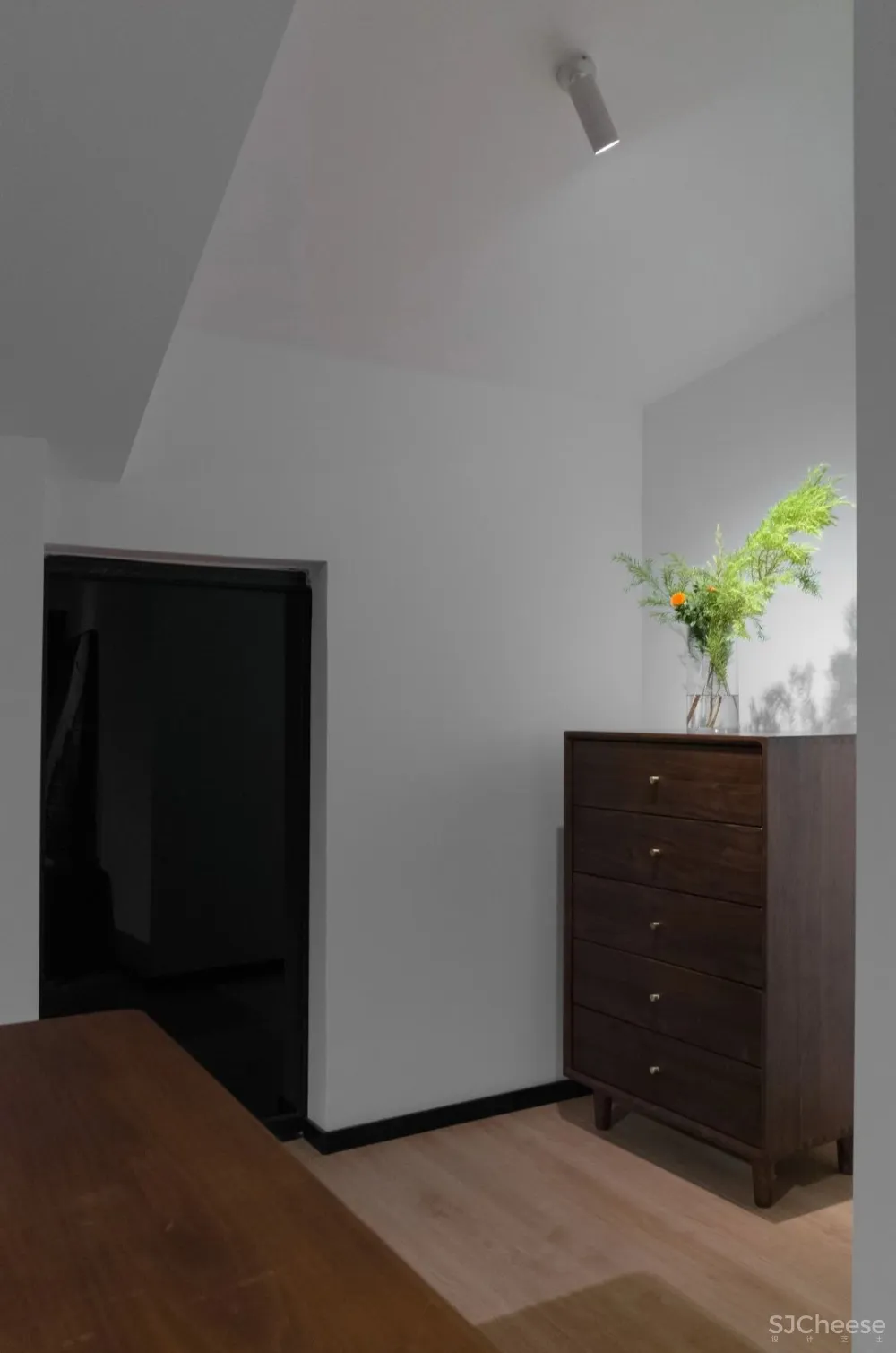 小夫妻买下105㎡奇葩阁楼，砸掉数面墙，“浪费空间”却让幸福暴增！