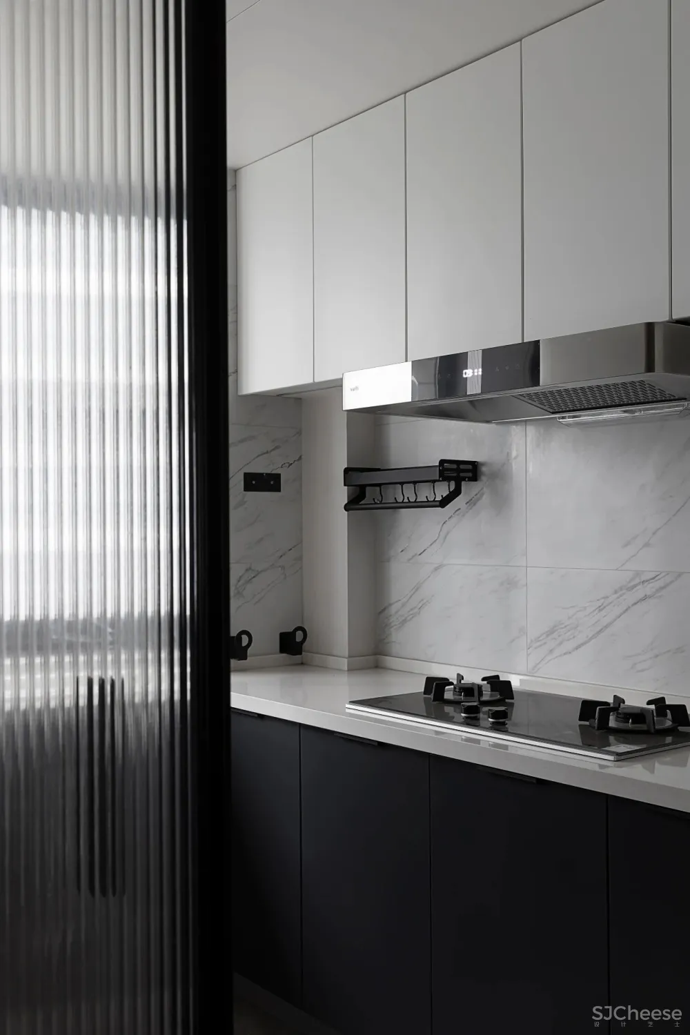 极致黑白 温润原木,极简高效的空间美学