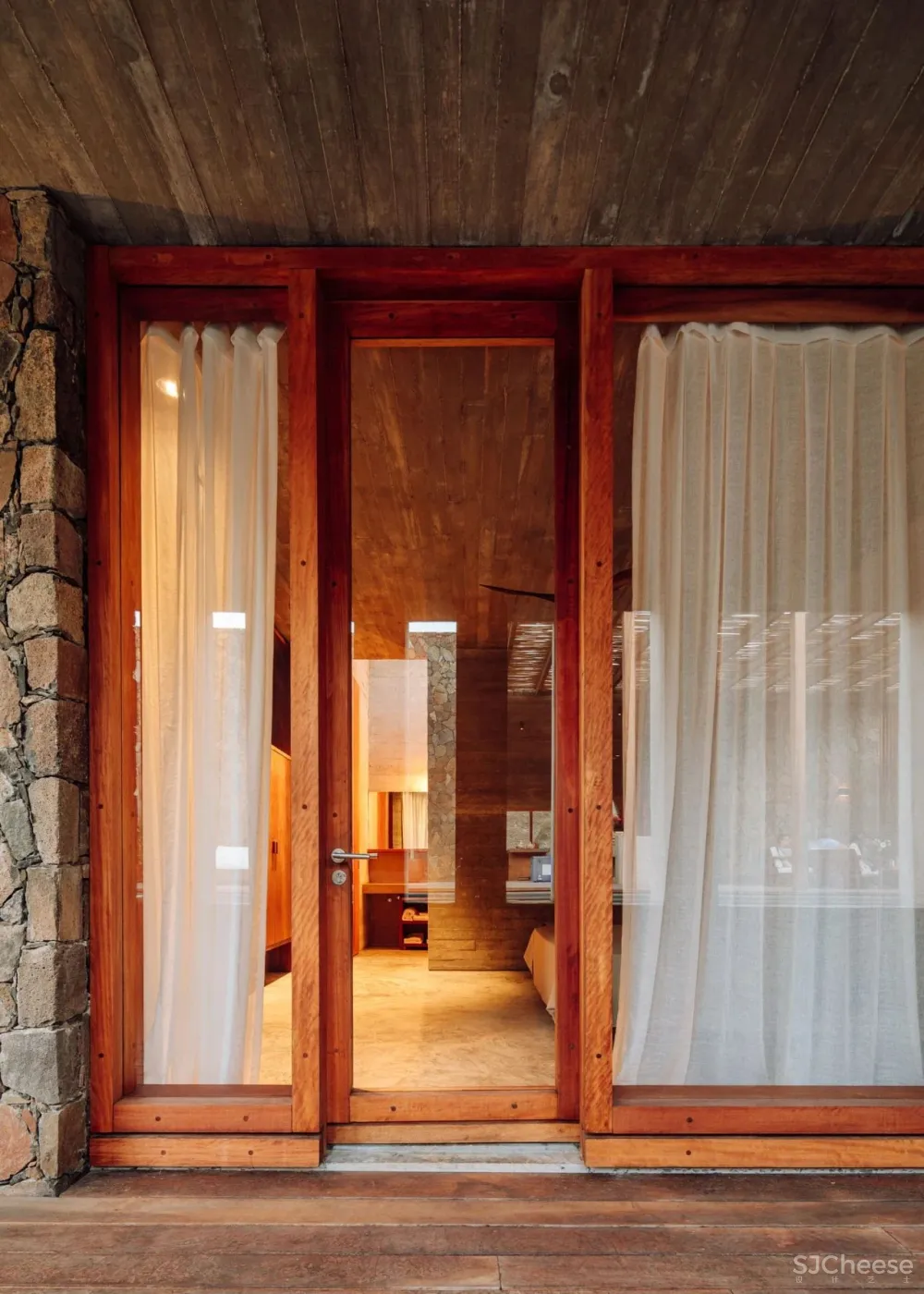 在火山底建造的“亲密”别墅；卫生间不装窗帘，根本不在乎路过的人！你敢住吗？【A963第2186期】