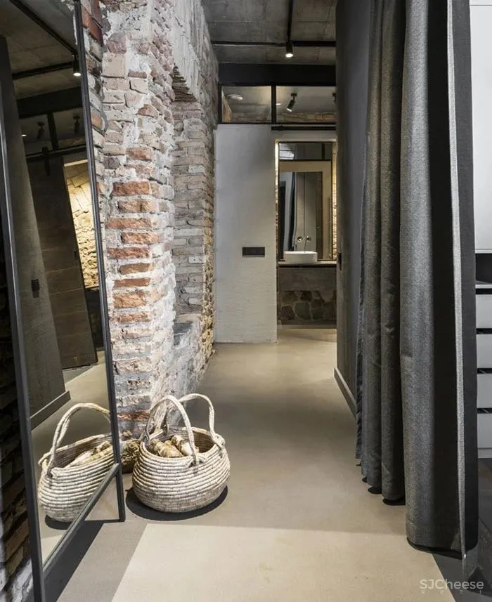 一半现代时髦一半原始衰败，这是一个精分的业主？