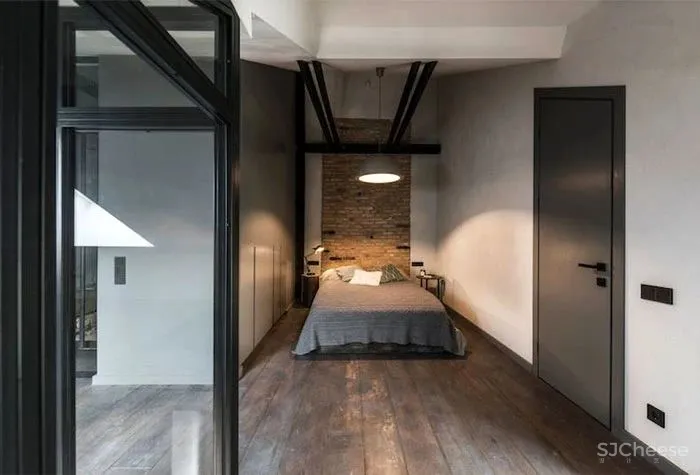 一半现代时髦一半原始衰败，这是一个精分的业主？