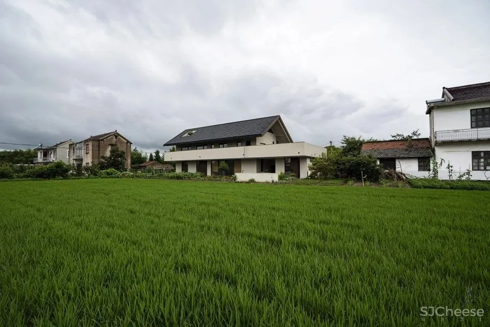 非典型性反乌托邦乡建 面向田野的住宅 空格建筑