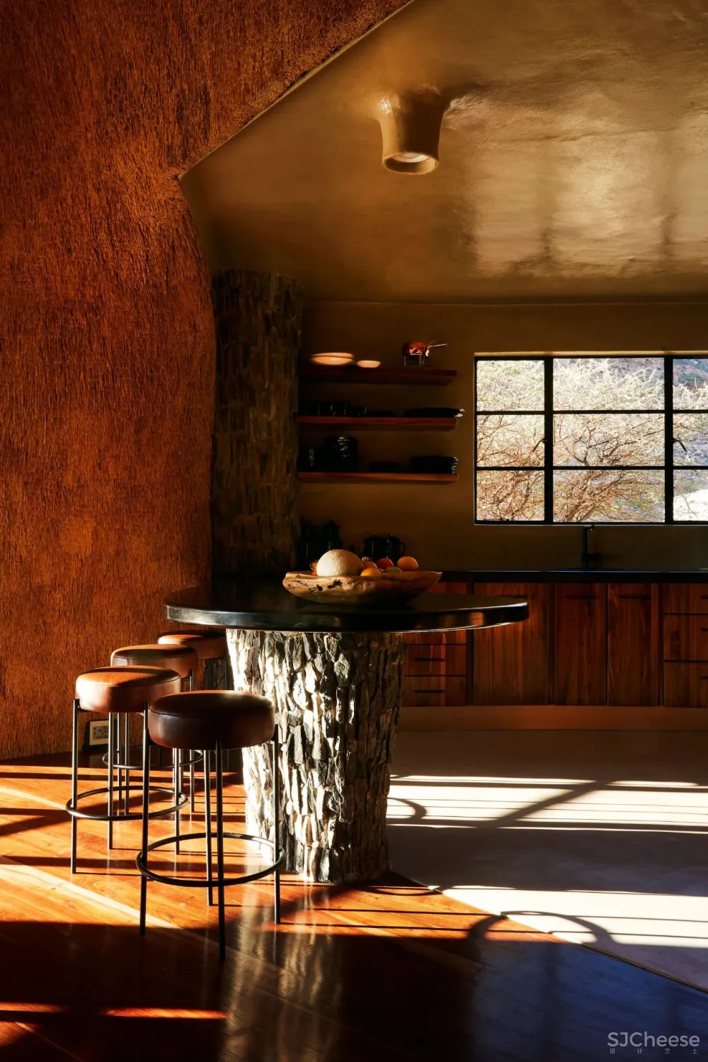 跨界狂人竟用茅草打造超级鸟巢住宅，这就是怪诞的野奢生活！