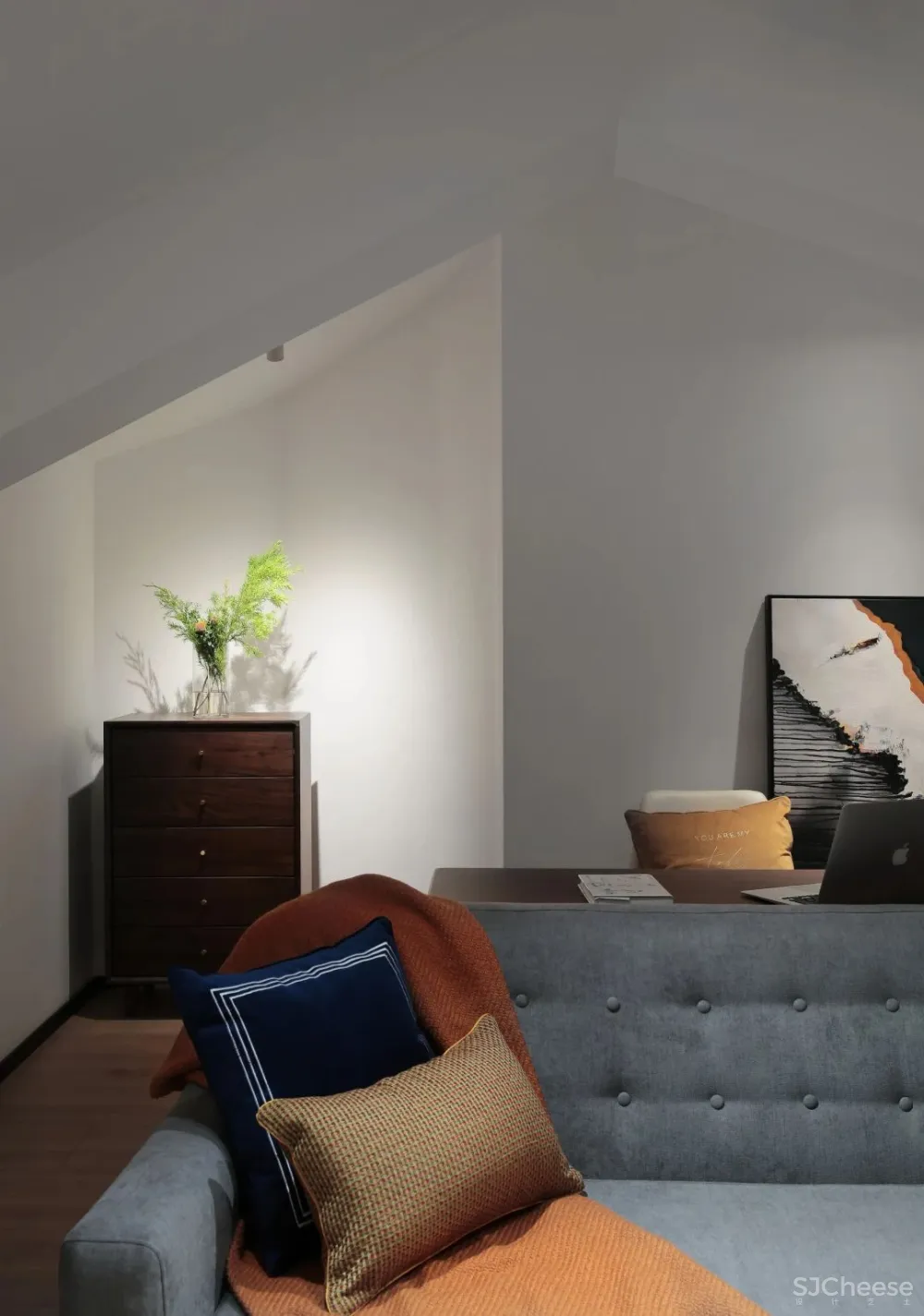 小夫妻买下105㎡奇葩阁楼，砸掉数面墙，“浪费空间”却让幸福暴增！