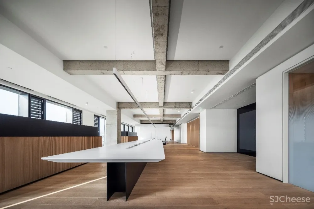 佳作 万境设计 × 凌笛OFFICE:极简办公空间的场所精神