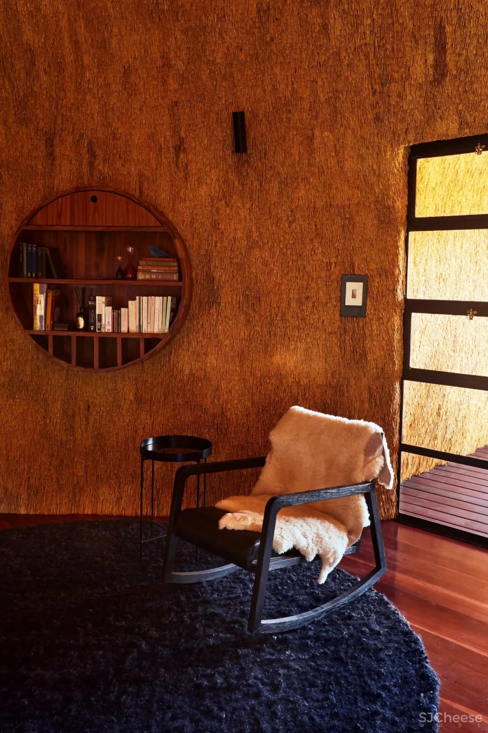 跨界狂人竟用茅草打造超级鸟巢住宅，这就是怪诞的野奢生活！