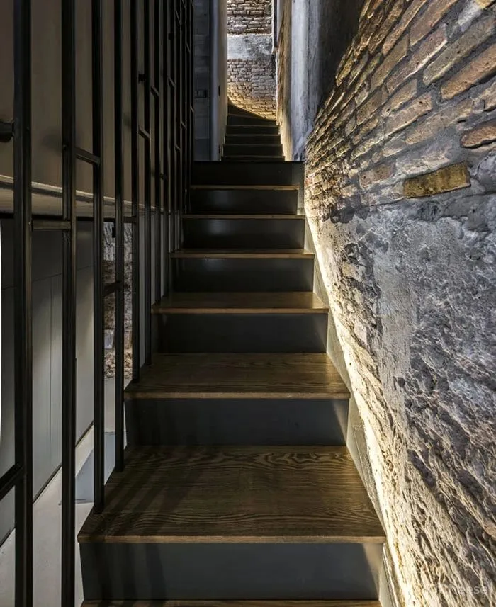 一半现代时髦一半原始衰败，这是一个精分的业主？