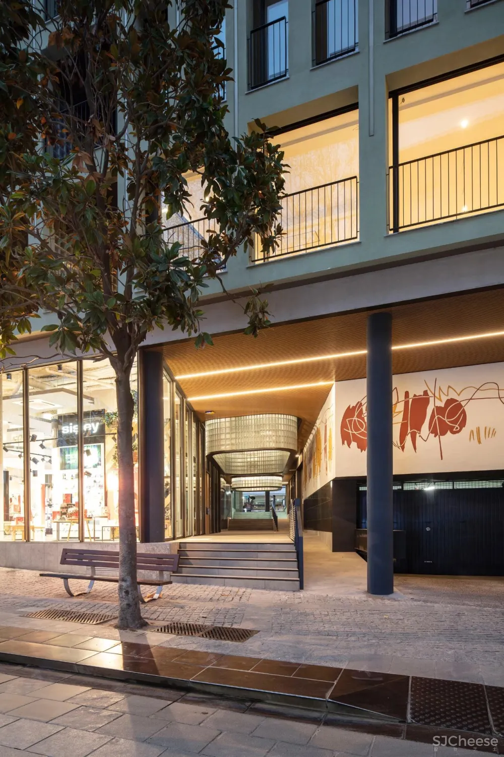 办公楼变身公寓楼,玻璃砖做的中庭,串连起空间之美!