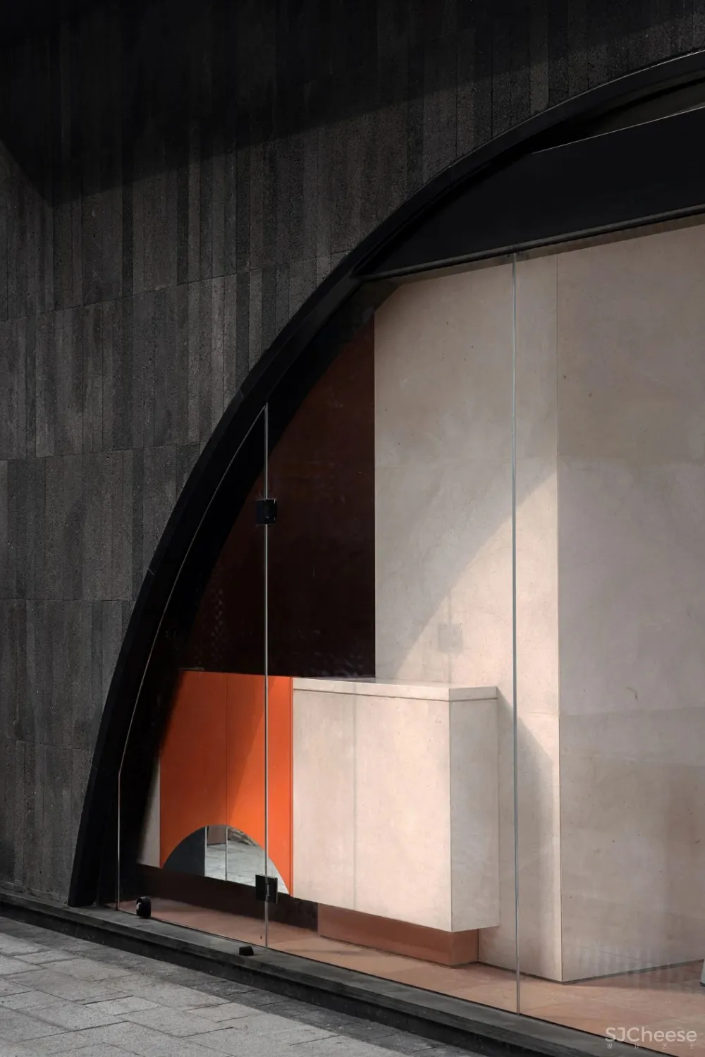 火山石 红砖,47㎡球形空间的暧昧与冲突!