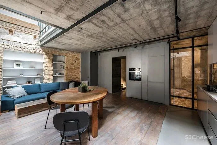 一半现代时髦一半原始衰败，这是一个精分的业主？