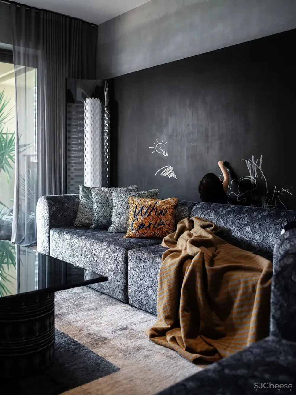 中产夫妇上海啃青菜,老家买豪宅:打飞的也要回去找快乐