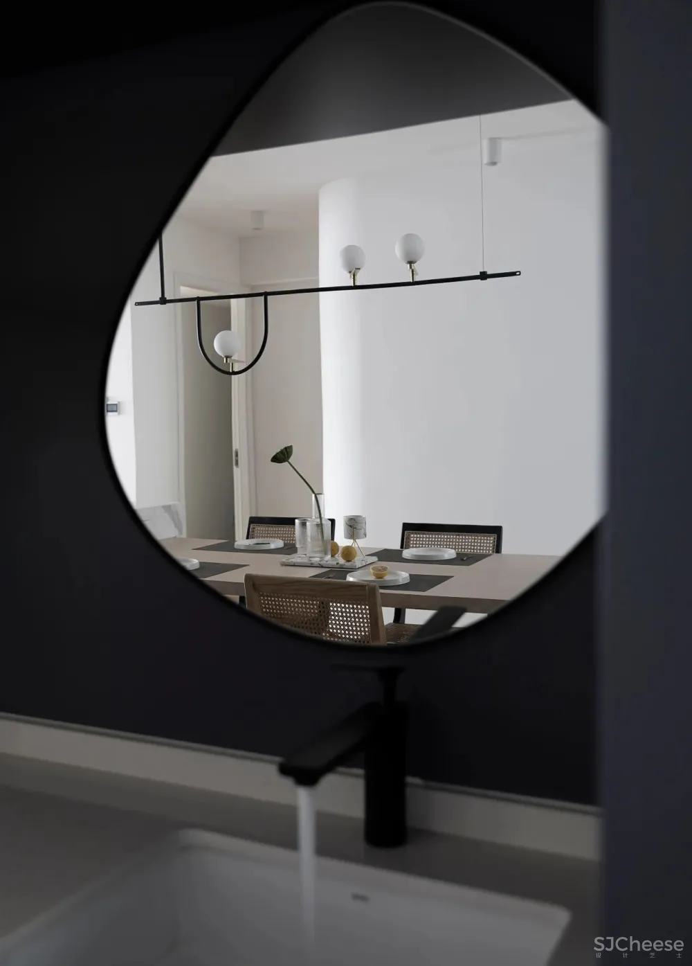 极致黑白 温润原木,极简高效的空间美学