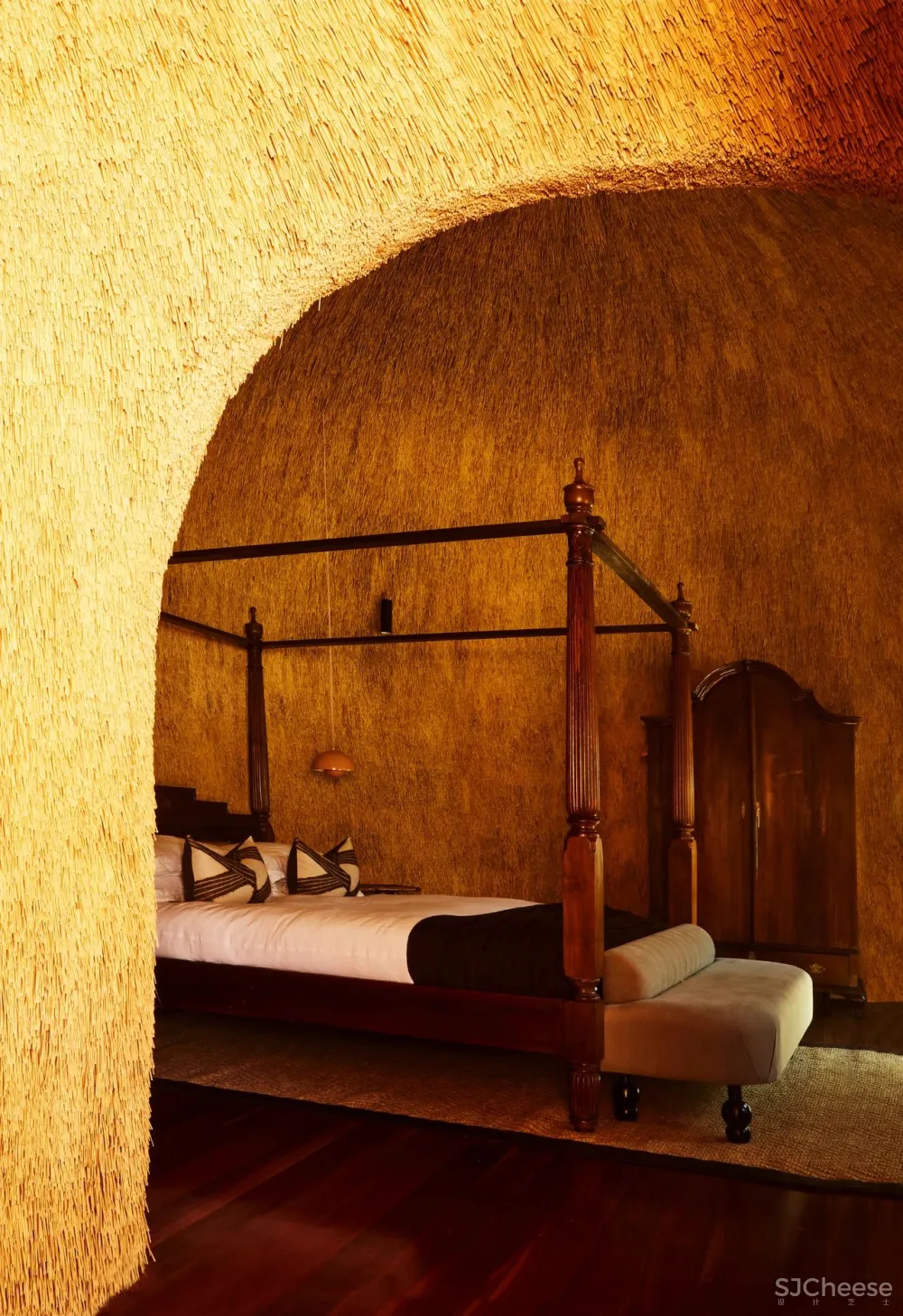 跨界狂人竟用茅草打造超级鸟巢住宅，这就是怪诞的野奢生活！