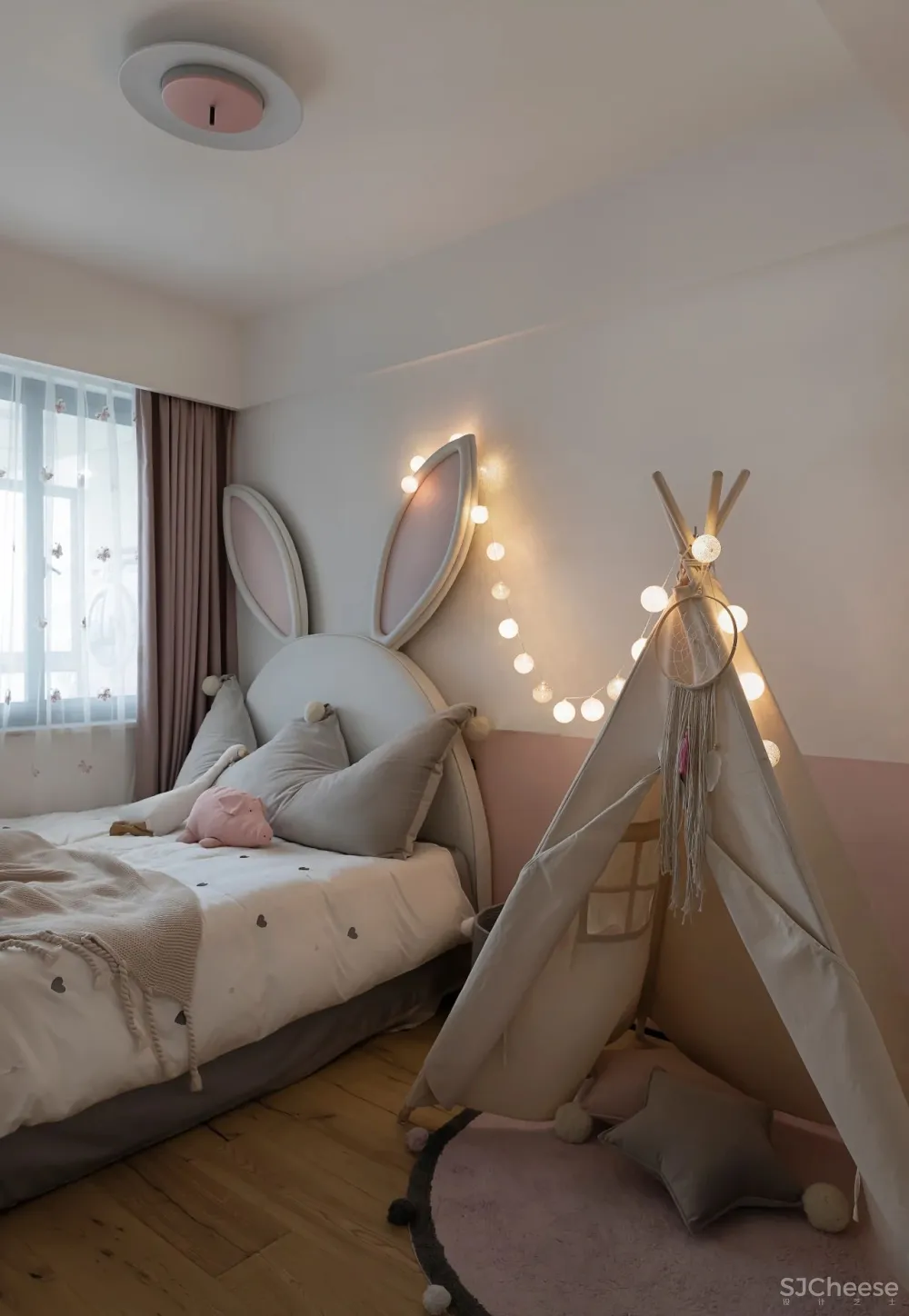 极致黑白 温润原木,极简高效的空间美学