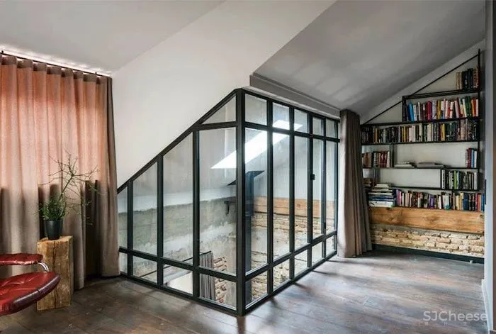 一半现代时髦一半原始衰败，这是一个精分的业主？