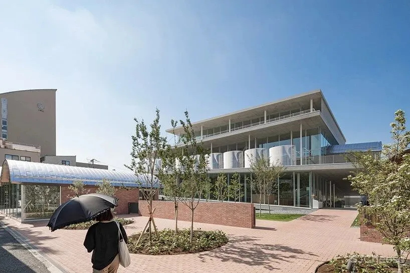 妹岛和世为母校设计的图书馆,用混凝土、玻璃构成的明净空间