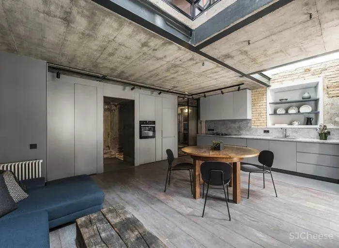 一半现代时髦一半原始衰败，这是一个精分的业主？