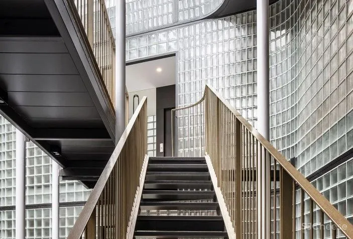 办公楼变身公寓楼,玻璃砖做的中庭,串连起空间之美!