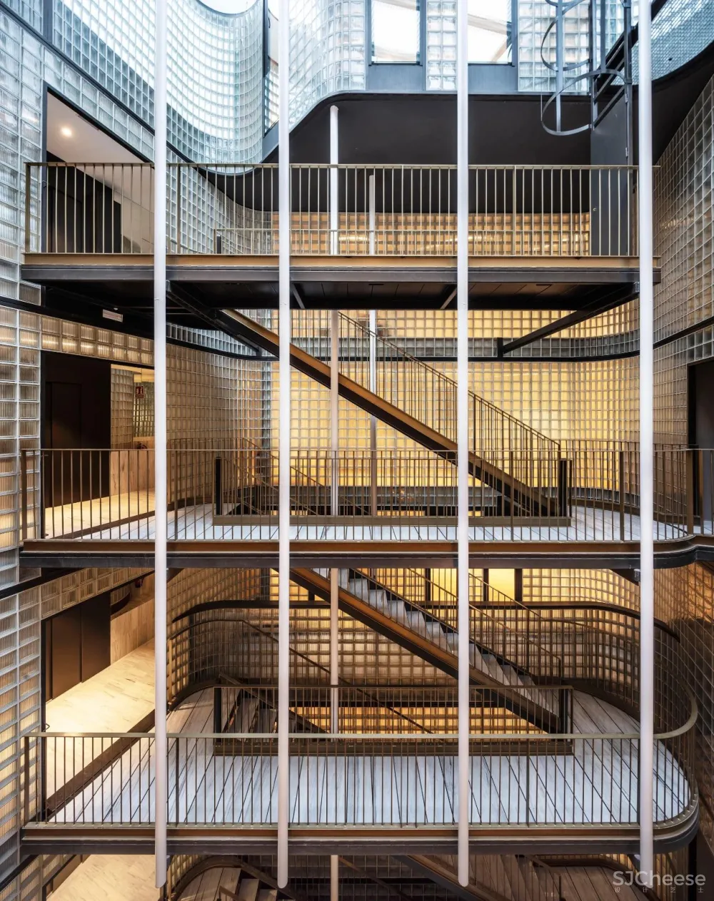 办公楼变身公寓楼,玻璃砖做的中庭,串连起空间之美!