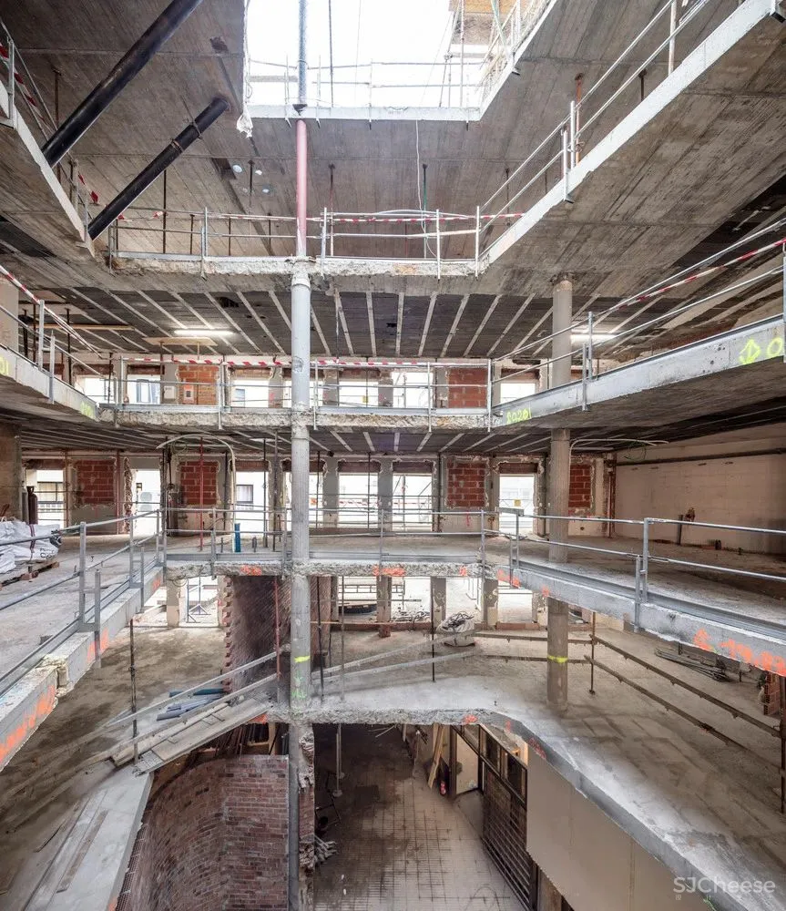 办公楼变身公寓楼,玻璃砖做的中庭,串连起空间之美!