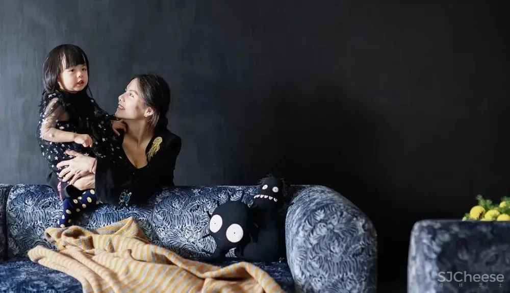 中产夫妇上海啃青菜,老家买豪宅:打飞的也要回去找快乐