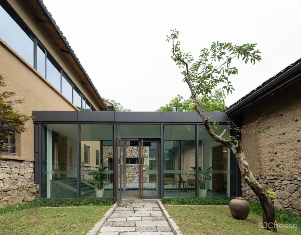 云里安凹：从14户普通民房到142亩精致山居，一座平凡村落的进化史