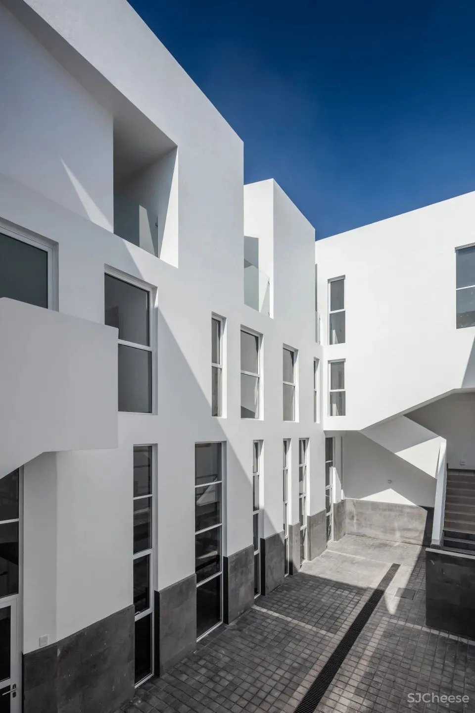 重塑历史建筑下的住宅空间 MM34公寓楼改造 Inca Hernandez