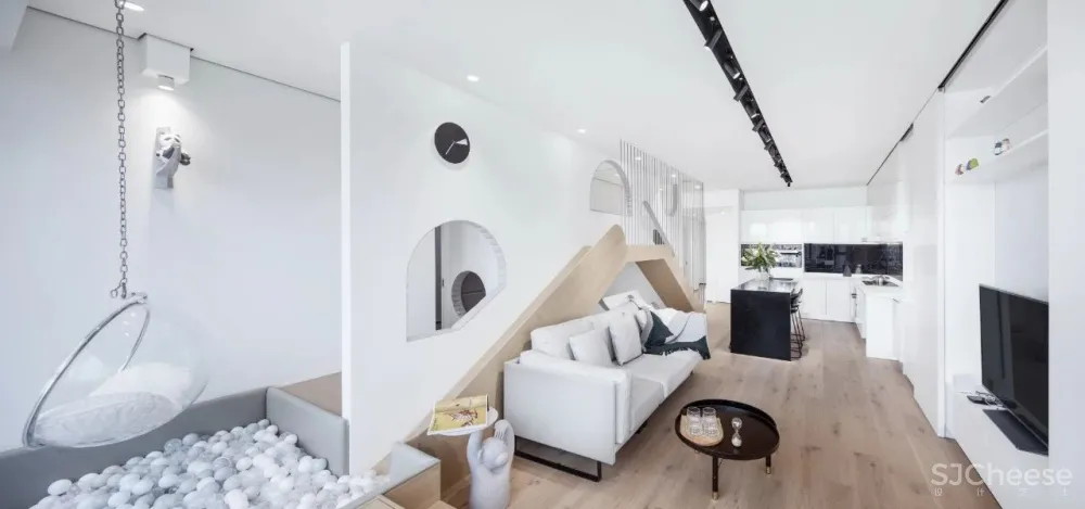 脑洞大开,他在50㎡的大客厅画了座“山”,山前有滑梯,山后有吊桥!