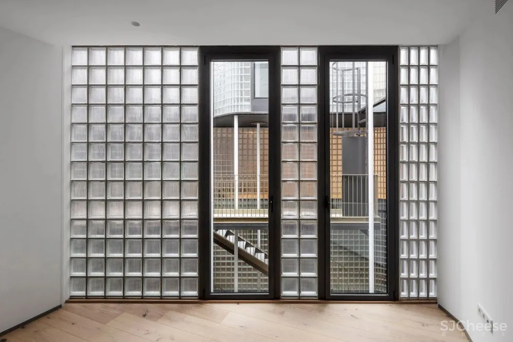 办公楼变身公寓楼,玻璃砖做的中庭,串连起空间之美!