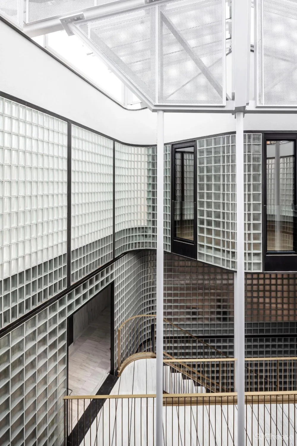 办公楼变身公寓楼,玻璃砖做的中庭,串连起空间之美!