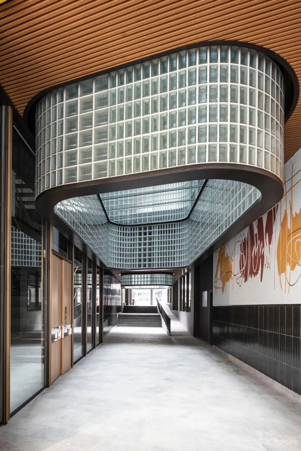 办公楼变身公寓楼,玻璃砖做的中庭,串连起空间之美!