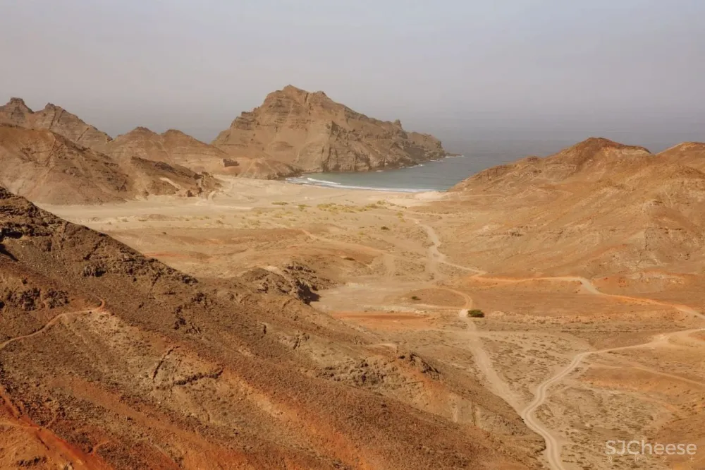 在火山底建造的“亲密”别墅；卫生间不装窗帘，根本不在乎路过的人！你敢住吗？【A963第2186期】
