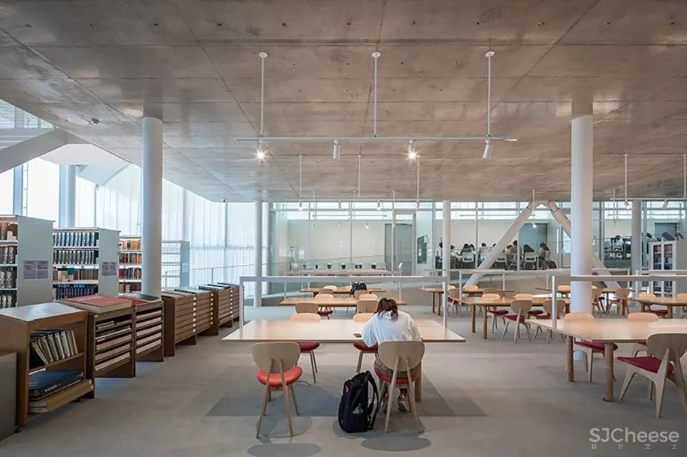 妹岛和世为母校设计的图书馆,用混凝土、玻璃构成的明净空间