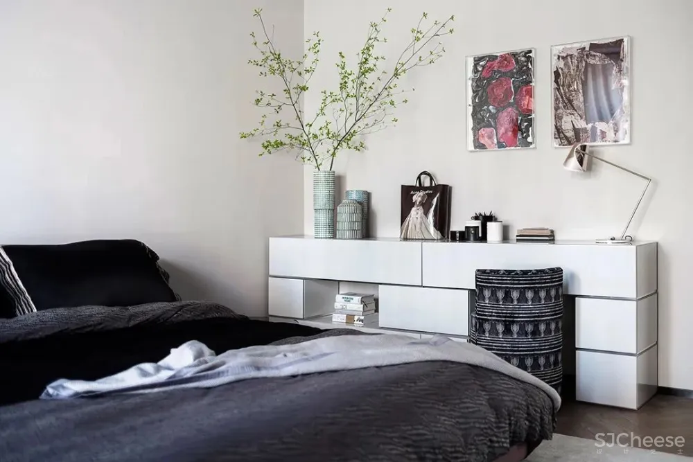 中产夫妇上海啃青菜,老家买豪宅:打飞的也要回去找快乐