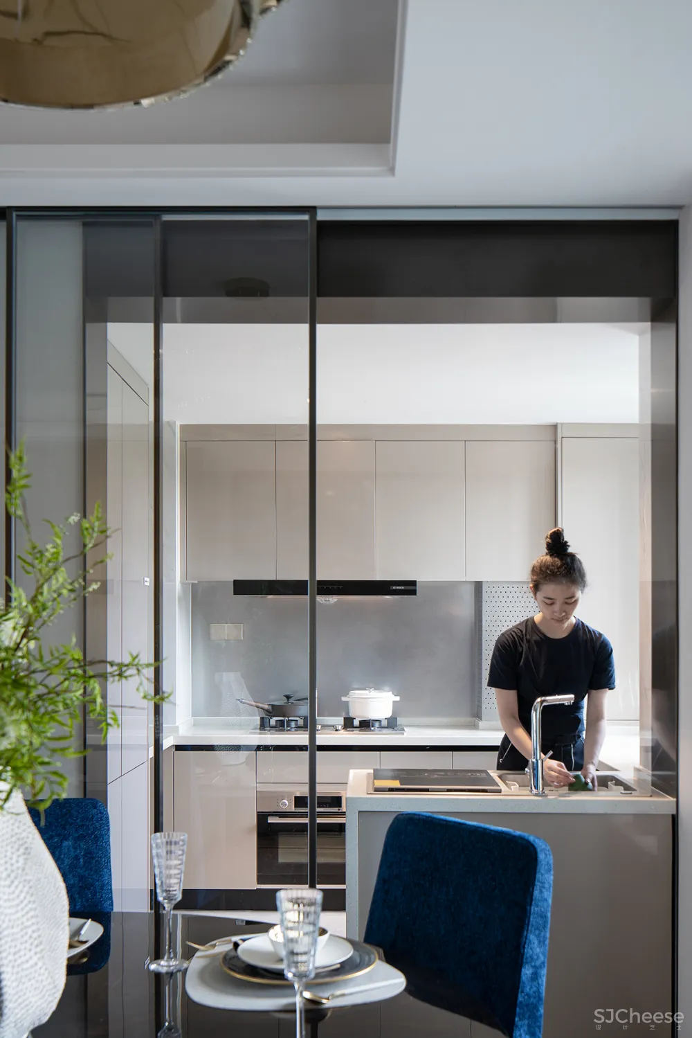 大气精致的155㎡住宅，一抹蓝色唤醒时尚气息！