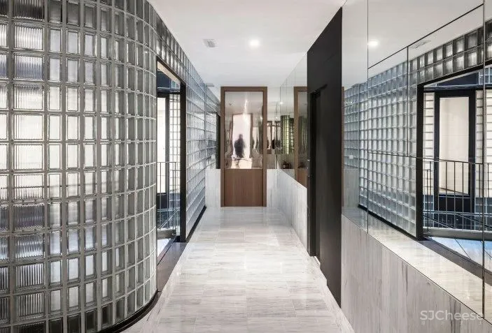 办公楼变身公寓楼,玻璃砖做的中庭,串连起空间之美!